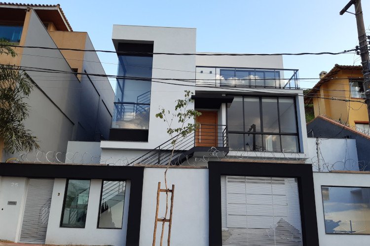 Detalhe de perfis de alumínio termorrupto em fachada de vidro