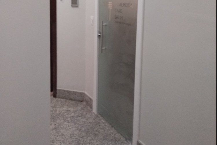 Vidraçaria BH Glass executando instalação