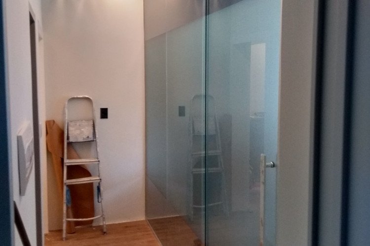 Projeto executado pela vidraçaria BH Glass com divisórias e portas de vidro