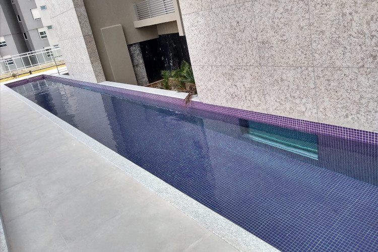 Piscina com visor de vidro lateral